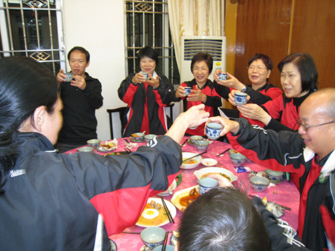 18 舉杯祝酒，喜氣洋溢