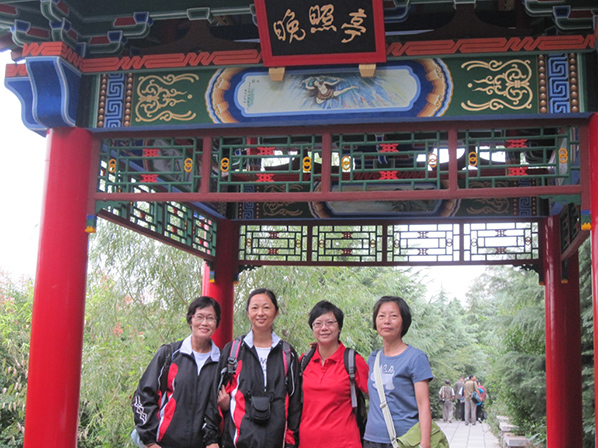 12 入暮晴霞紅一片，尚疑烽火自西來