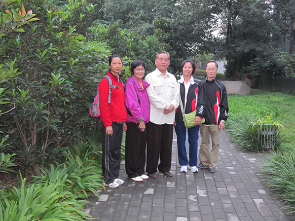 16 和尊敬的趙幼斌老師合影，開心