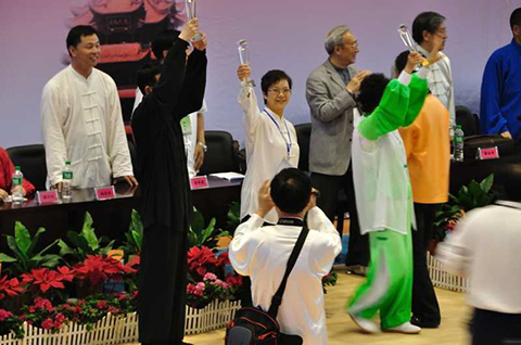 20 領隊高舉獎杯