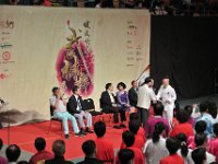 主席徐錦惠先生接受大會頒贈之籌款銀獎獎牌  主席徐錦惠先生接受大會頒贈之籌款銀獎獎牌