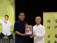 156A4370  大會致送紀念品與趙幼斌老師